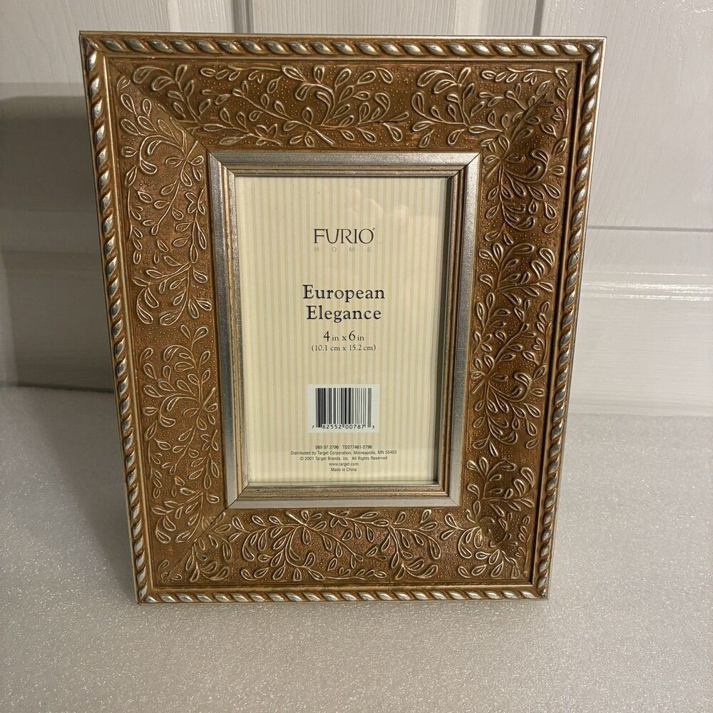 Furio Home Ornate, Gold and Metal Picture Frame. 9.5"x7" and hold 4"x6" picture